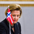 Dronning Sonja signerer kondolanseprotokollen i Universitetets aula (Foto: Vegard Grøtt / Scanpix)